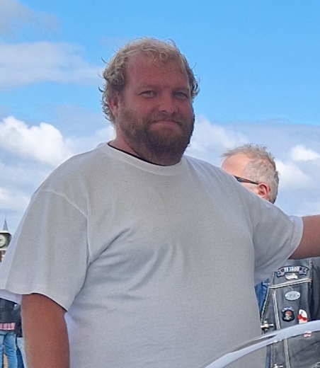Jürgen Erb, der Alleskönner. Ob Motortechnik, vom Einstellen von Vergaser und Zündzeitpunkt, bis hin zur Elektrik. Jürgen Erb löst die verzwicktsten Probleme mit Leichtigkeit. Er ist Teamcoach und Mediator von Muchlas Racing. Ohne ihn waren die Muchlas aufgeschmissen. Mit seiner Honda CR 400 setzt er neue Maßstäbe im Rennstall von den Muchlas Racing. Er wird mit einem noch nicht bekannten Rennerle das nächste Rennen starten.