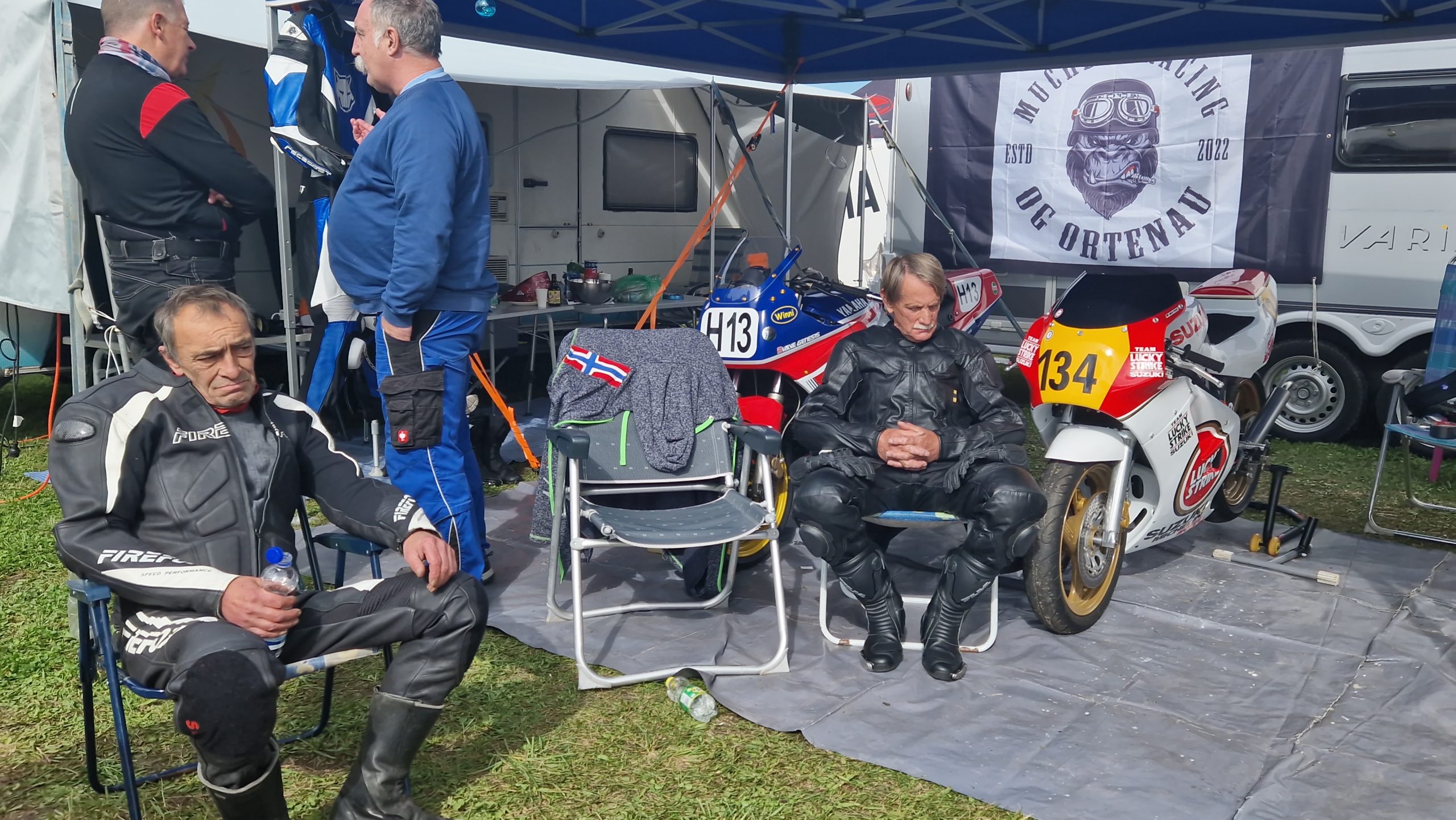 Muchlas Racing Mitglieder relaxen